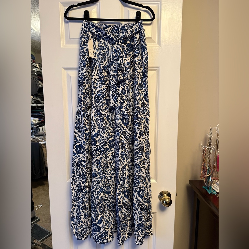 Francesca's Collections Navy and Cream Patterned Maxi Skirt